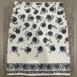 LOFT- white doubleknit skirt with navy flowers -Size 6